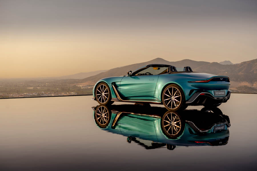 Im Gegensatz zum V12 Vantage kommt der Roadster ohne Heckflügel aus, er ist jedoch auf Wunsch erhältlich.
