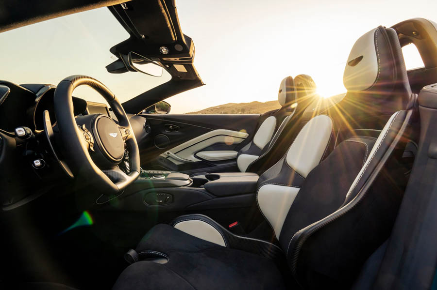 Der V12 Roadster ist mit den Ledersitzen «Sports Plus» ausgestattet, die ein Stepp- und Perforationsmuster aufweisen.