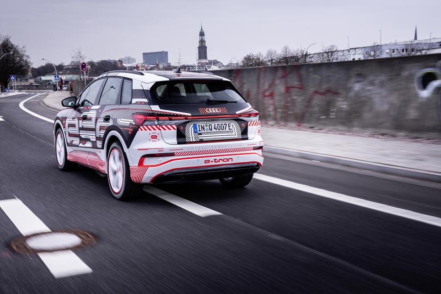 Mit dem Q4 E-tron präsentiert Audi einen preisgünstigeren und kleineren Allrounder im E-Segment.