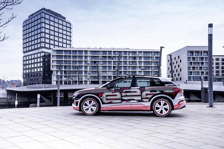 Mit dem Q4 E-tron präsentiert Audi einen preisgünstigeren und kleineren Allrounder im E-Segment.