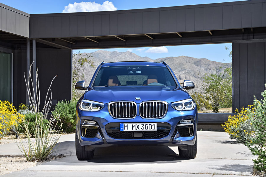 Ein grösserer und höherer Doppelgrill (Nieren) soll dem neuen BMW X3 einen selbstbewussteren Auftritt bringen.