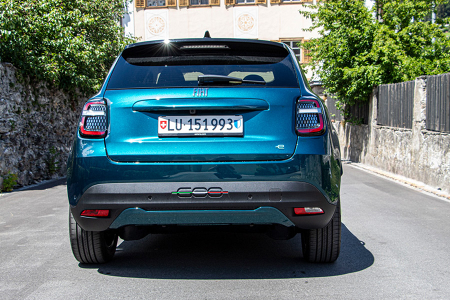 Zeigt am hinteren Stossfänger mit Stolz seine Herkunft: Die Landesfarben von Italien mit 600er-Logo fahren am Fiat stets mit.
