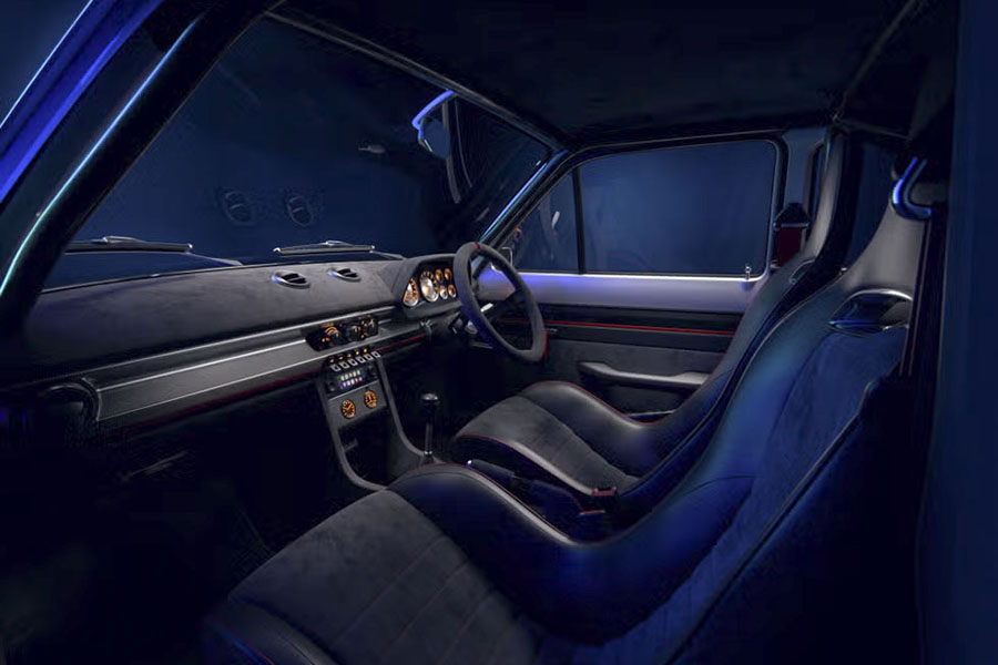 Innenraum wie aus einem Guss: Alcantara, Carbon und klassische Formen verschmelzen zu einem Fahrerlebnis, das sowohl nostalgische Herzen höher schlagen lässt als auch modernen Ansprüchen gerecht wird.