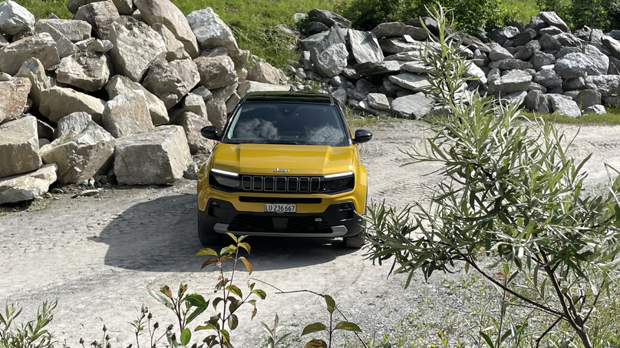 Am Frontgrill mit den sieben angedeuteten senkrechten Streben ist der Avenger auf den ersten Blick als Jeep zu erkennen. 