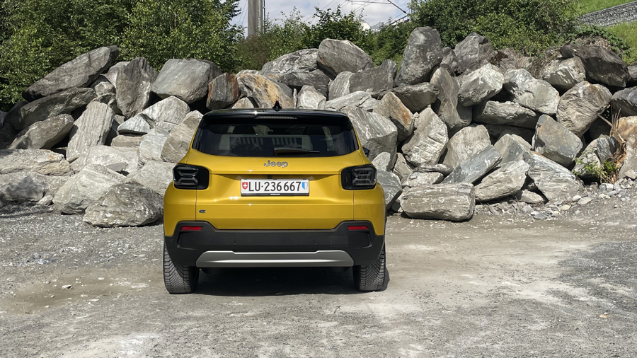 Die Heckleuchten im roten X-Stil sind ein schickes Merkmal des kleinen Stadt-SUVs.