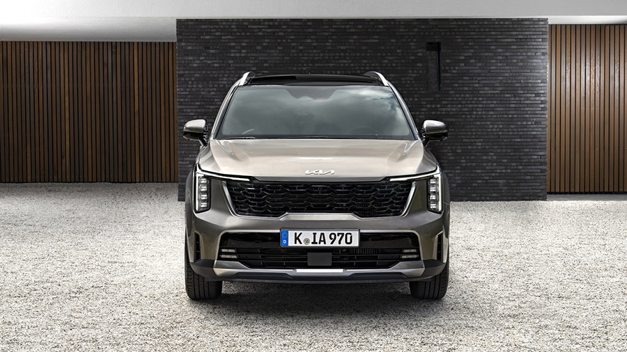 Optische Merkmale vorne sind die umgestaltete Motorhaube, der neue 3D-Kühlergrill und vertikale Scheinwerfer.