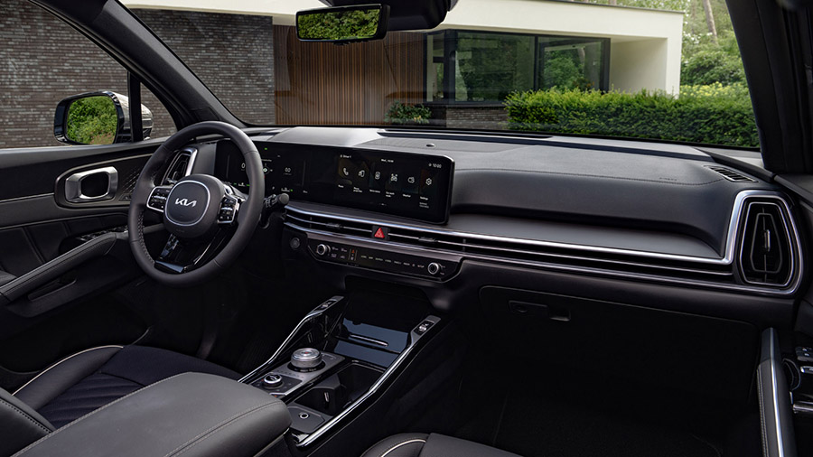 Für Übersicht sorgen der Infotainment-Touchscreen mit Navisystem und das Kombi-Instrument für den Fahrer. 