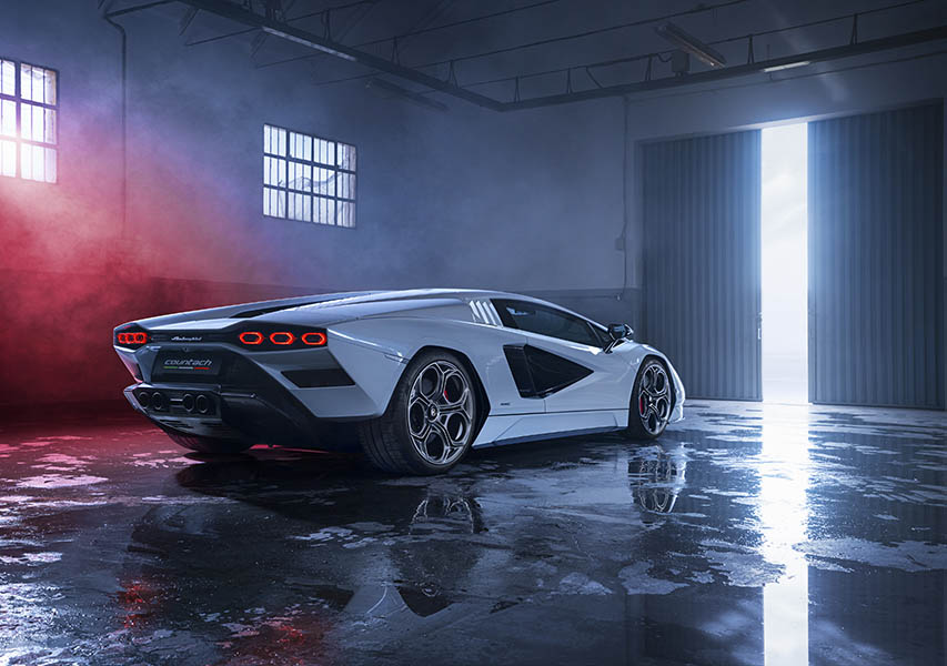 Keilform, flache Front, eckige Radhäuser, mächtige Lufteinlässe – optisch ist der neue Countach voll Retro.