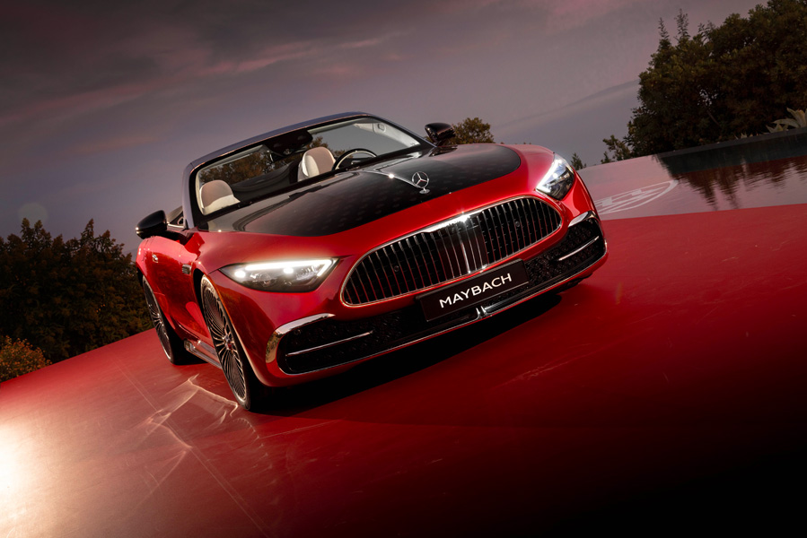 Der Maybach SL 680 in Red Ambience kombiniert Obsidianschwarz und Granatrot zu einem markanten Design, das durch den prägnanten Kühlergrill und die Motorhaube beeindruckt.