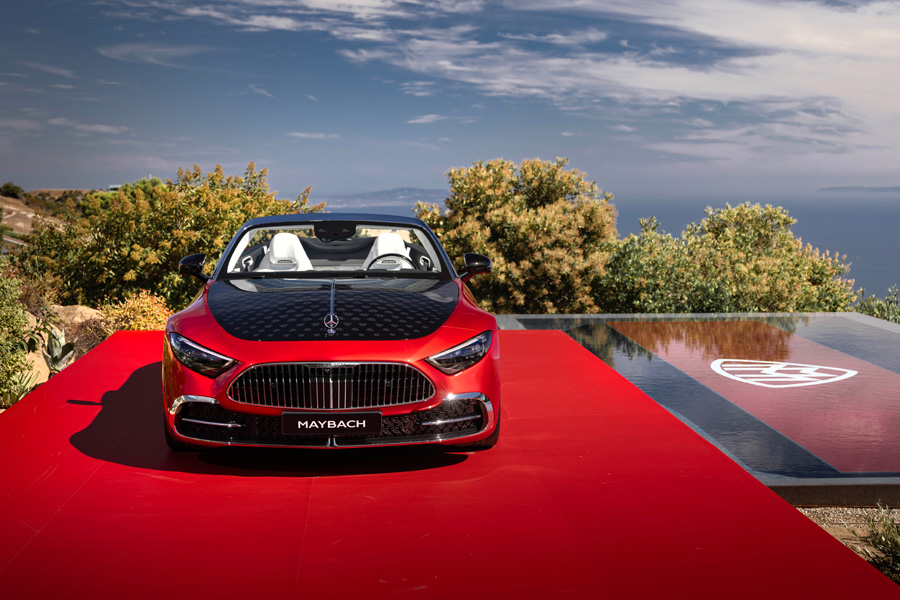 Die Front mit Chromakzenten und handgearbeitetem Maybach Pattern auf der Motorhaube vereint Eleganz und Präzision.