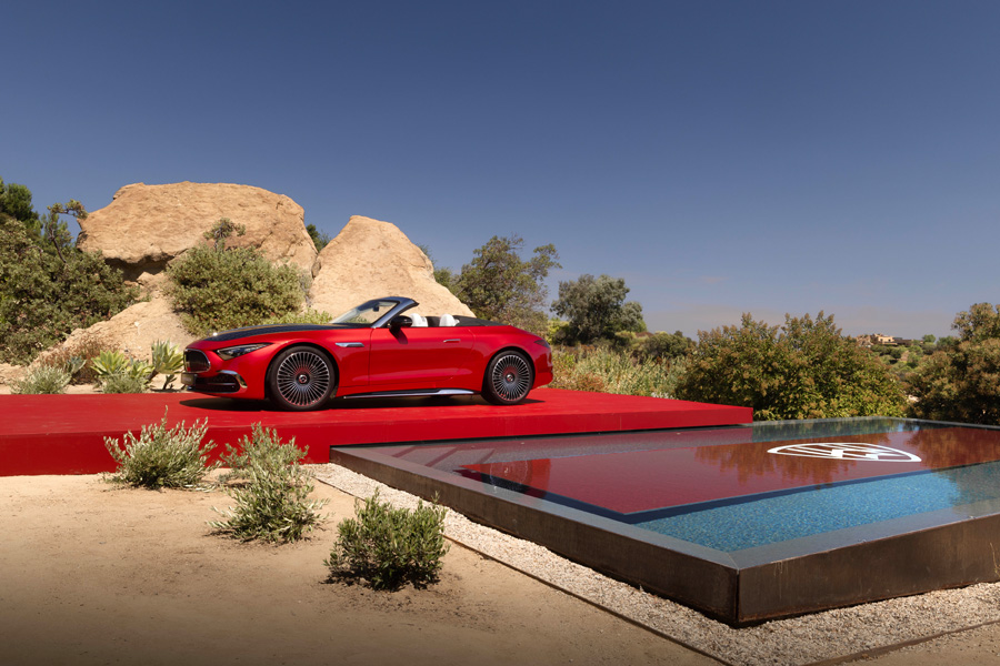 In der Felslandschaft setzt der SL 680 mit luxuriösem Design und harmonischer Linienführung ein Statement.