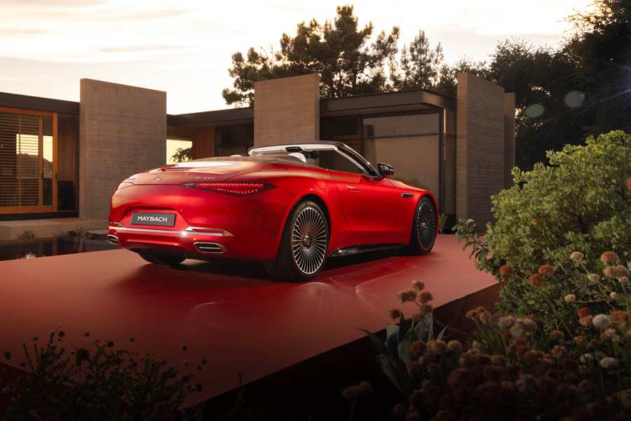 Vor einer Villa präsentiert sich der Roadster in Rot mit markantem Heckdesign.