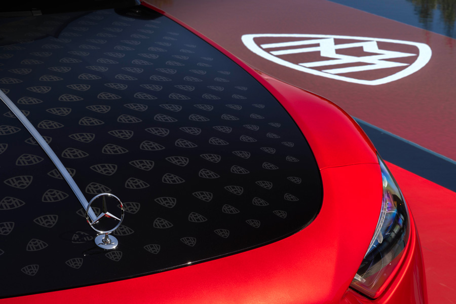 Die Motorhaube ziert das in Handarbeit aufgebrachte Maybach Pattern.