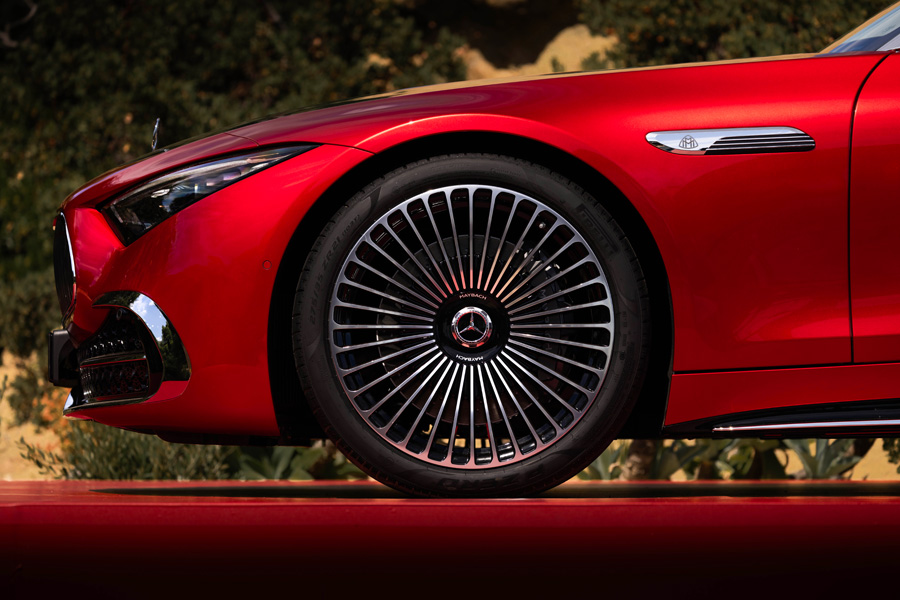 Die 21-Zoll-Schmiederäder im Vielspeichen-Design betonen die sportliche Eleganz des Fahrzeugs.