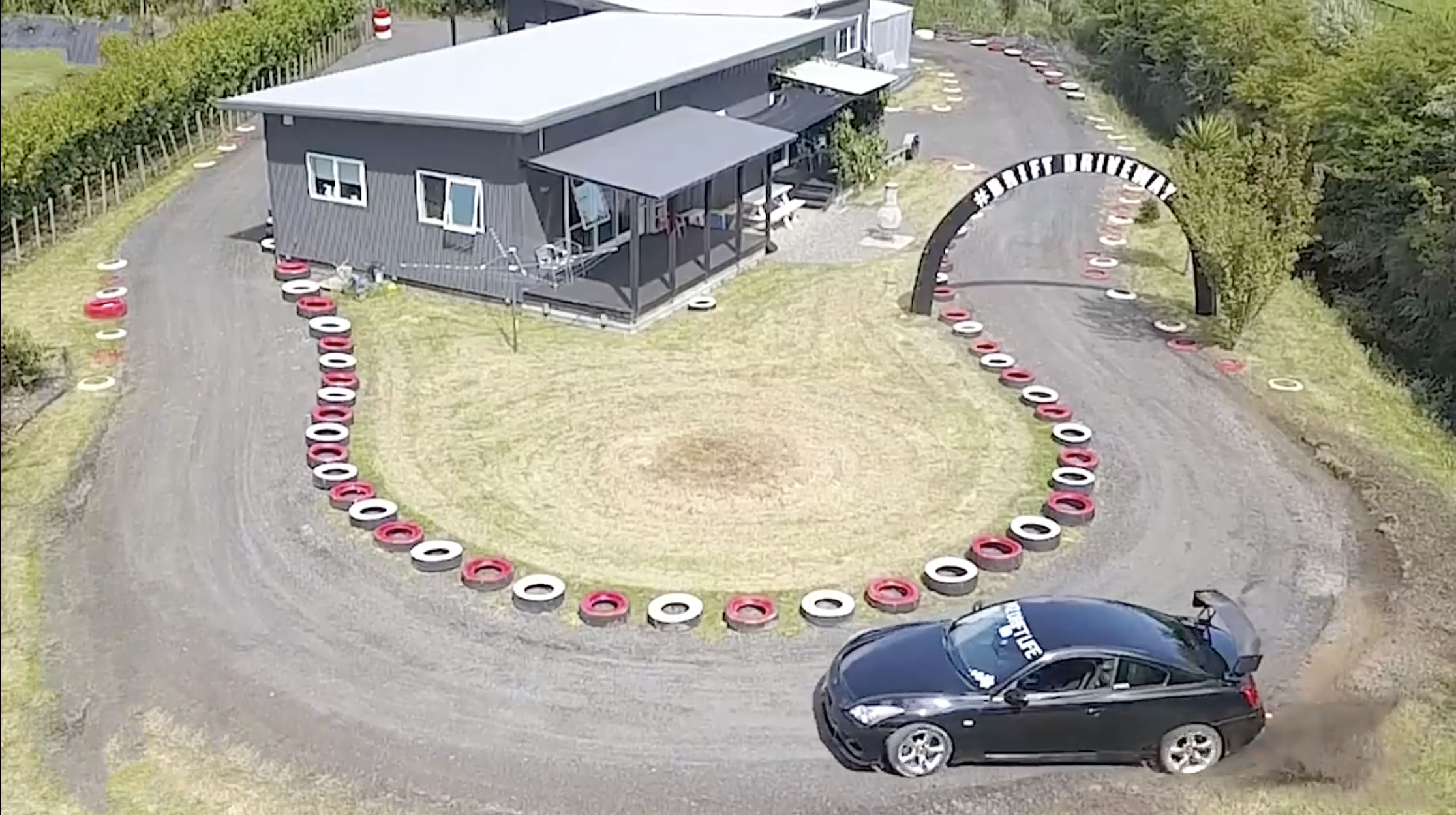 Leben im Kreisverkehr: Takeshi Teruya hat die hauseigene Drift-Strecke zusammen mit seinen Nachbarn gebaut. 