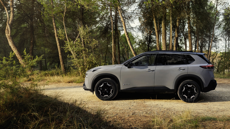 Der X-Trail zeigt seine dynamische Seite und glänzt inmitten der Natur.