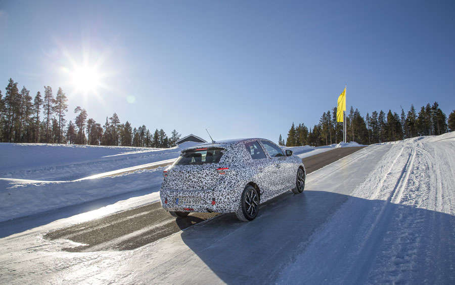 Auf Herz und Elektronik geprüft: Der Opel Corsa auf winterlicher Probefahrt in Lappland. 