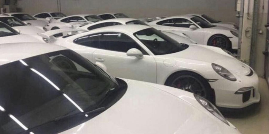 Weiss lackiert und 2,4 Millionen Euro teuer: Die Porsche-Flotte mit Jahrgang 2015.