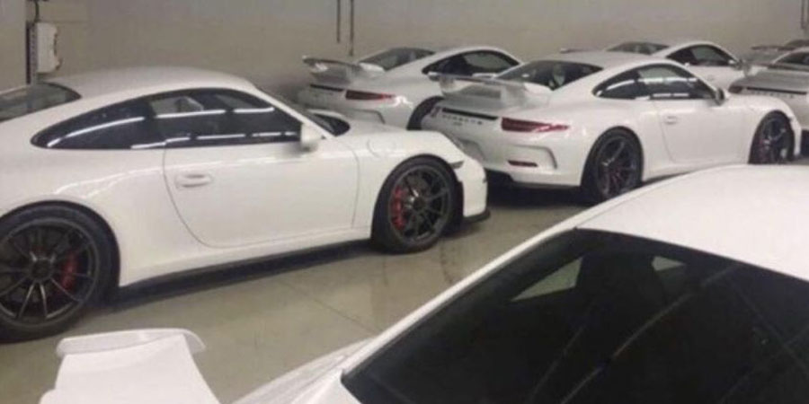 Weiss lackiert und 2,4 Millionen Euro teuer: Die Porsche-Flotte mit Jahrgang 2015.