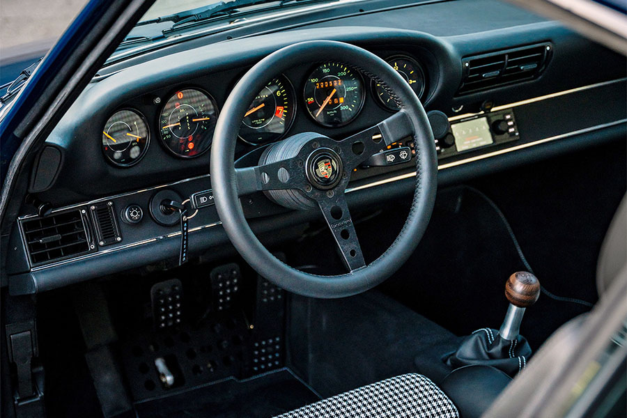 Dem Cockpit haben die Sportec-Profis eine individuelle Note verpasst.