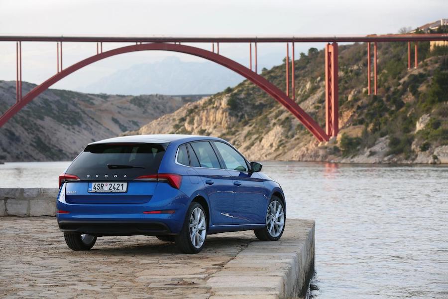 Die neue Fliesshecklimousine von Skoda gibt es in den Ausstattungsvarianten Ambition und Style.