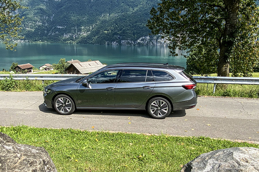 Gelungene Optik: Der neue Skoda Superb schaut sowohl aus der Ferne als auch der . . . 