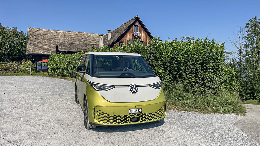 Sympathische Front: Mit seinen Augen, dem Mund und der Nase scheint der VW ID. Buzz seine Betrachter anzulächeln. 