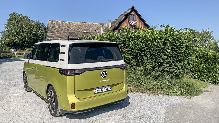 Breite Lichtsignatur und ein riesiges VW-Emblem: Der Buzz sieht auch von hinten betrachtet toll aus. 