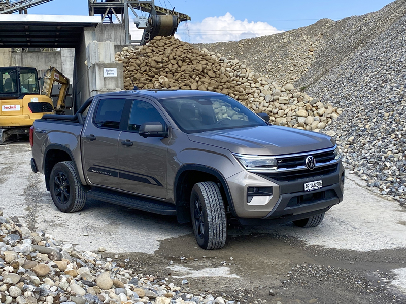 Neu gestaltete Front: Dank der mächtigen, hoch aufgerichteten Motorhaube und dem neuen Grill sieht der Amarok komplett anders aus als der Vorgänger. 