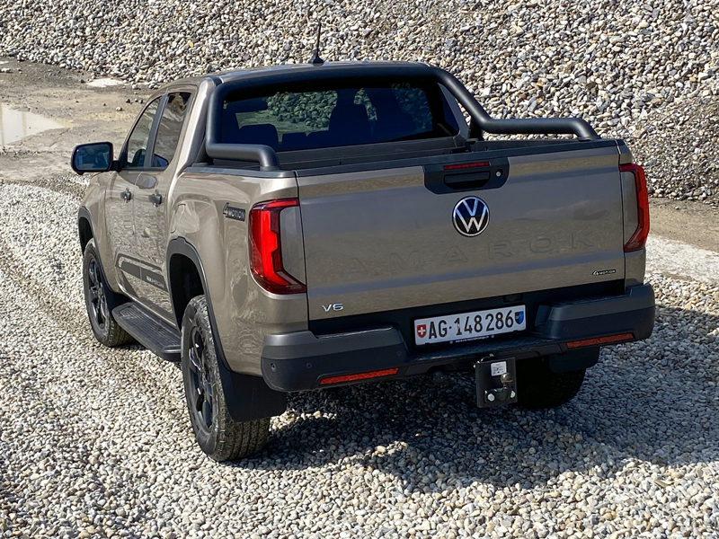 Das riesige VW- und Amarok-Emblem sagen es deutlich: Im Wagen vor mir fährt der Besitzer eines neuen Amaroks. 