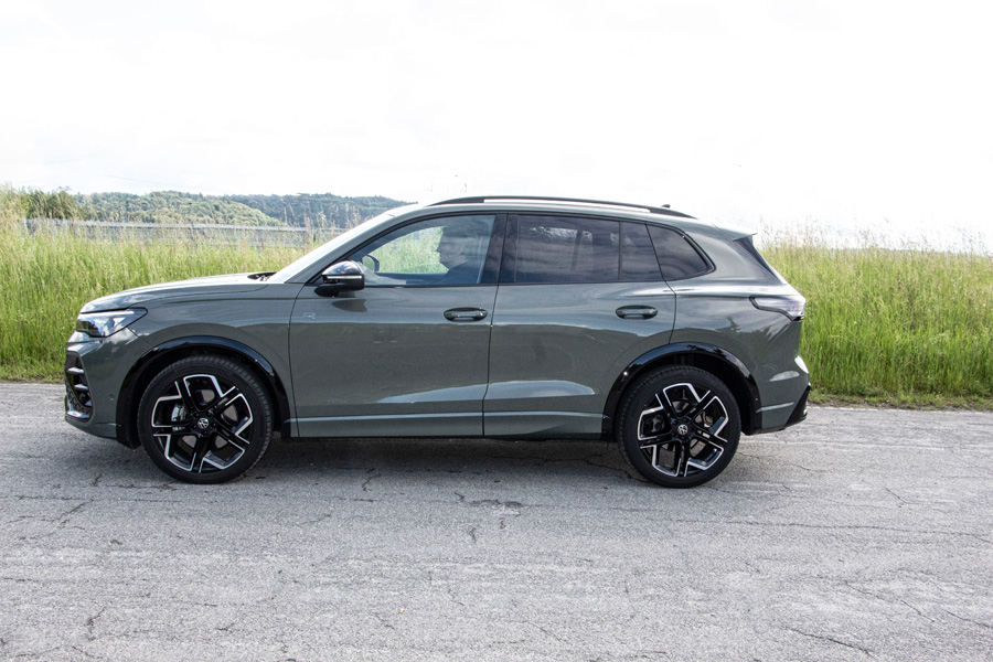 Der Dachkantenspoiler ist Serie, die Aussenfarbe «Cipressino Green Metallic» hingegen kostet 1000 Franken extra.