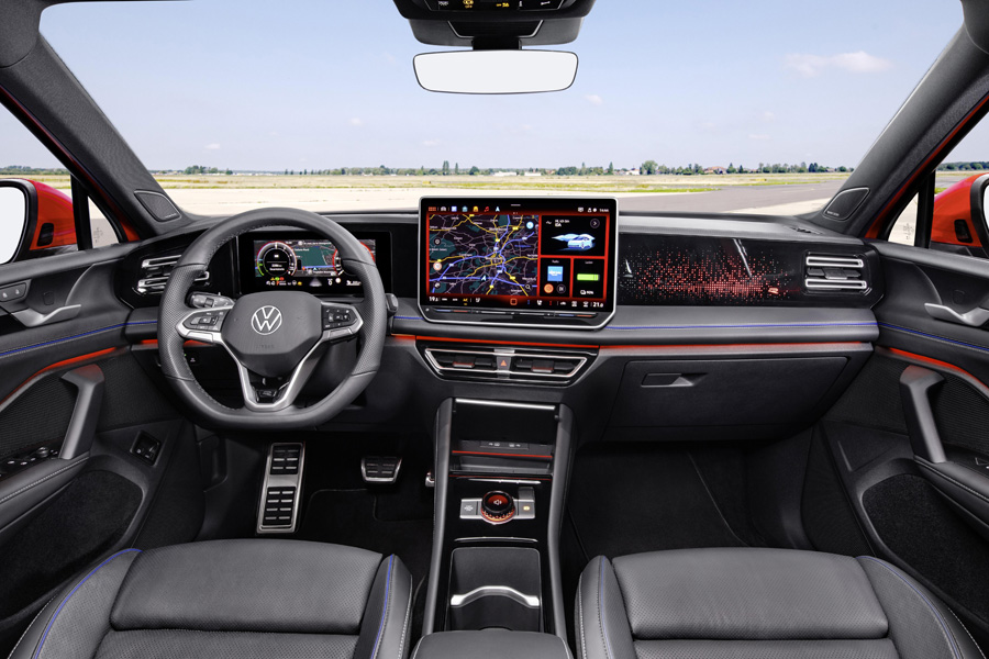 Ab Werk dabei: «R-Line»-Interieur mit Digital-Cockpit, Ambiente-Beleuchtung mit drei Lichtzonen (30 Farben), Sportsitze mit ausziehbarer Schenkelauflage.