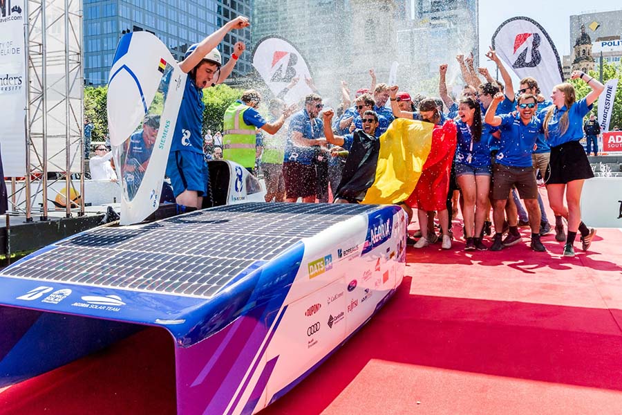 Les dix-neuf étudiants de l’université belge ont démontré leur ingéniosité en matière d’ingénierie et d’innovation avec la fabrication de cette voiture solaire monoplace.
