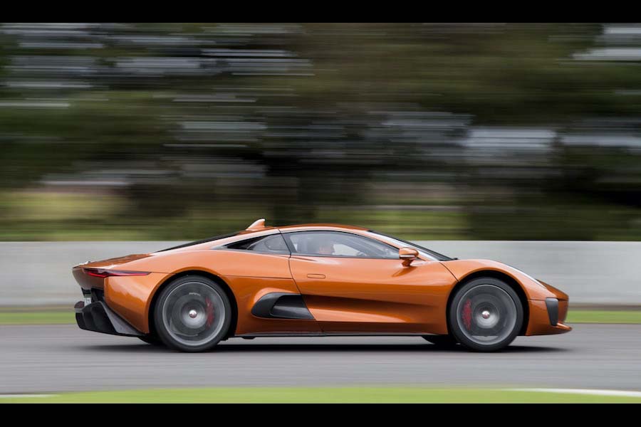 xSans la technologie hybride connue du concept-car, mais avec un moteur 8 CV à compresseur: Jaguar C-X75 de M. Hinx dans «Spectre».