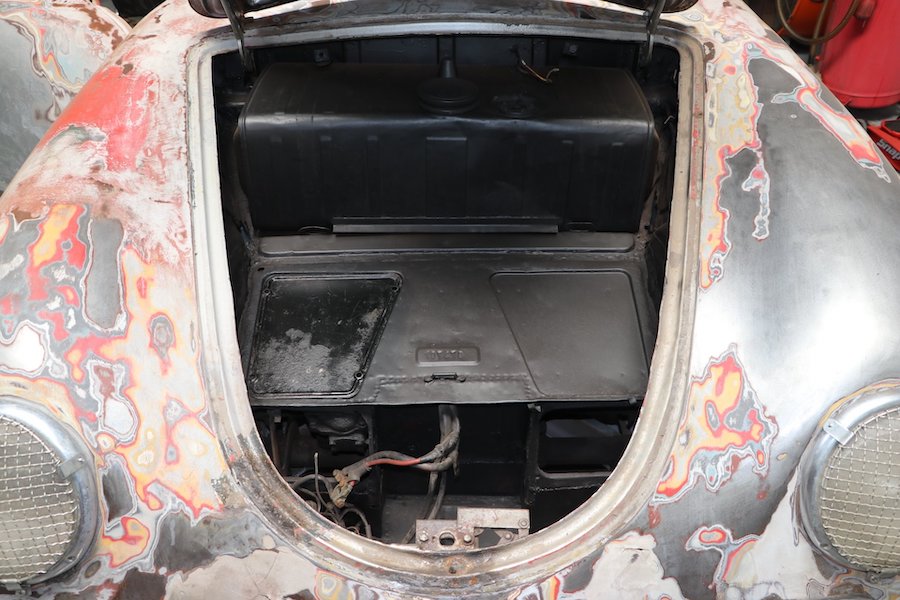 La Porsche 356A date de 1959 et n’a que 8000 miles au compteur.