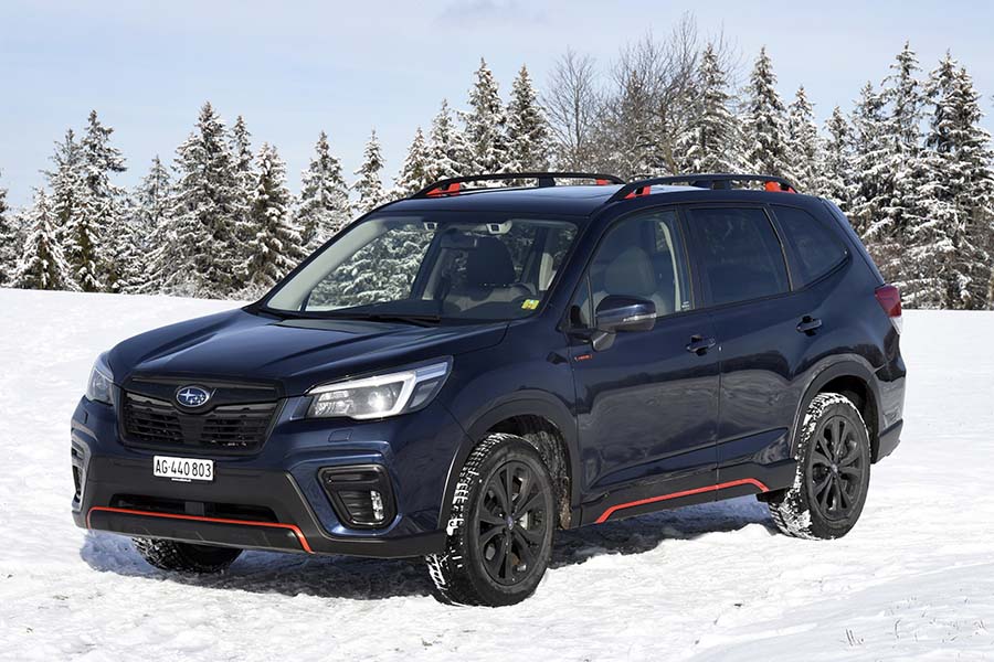 Le Forester Sport se distingue par des éléments de style couleur orange – sur les tabliers avant et arrière, les seuils latéraux et les barres de toit.