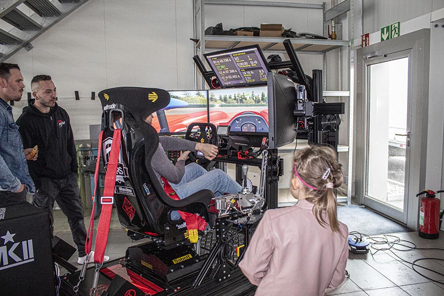 Cette année, le simulateur de conduite dans le bâtiment ACS permet de vivre de véritables sensations de course. 
