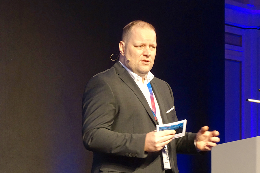Le modérateur Simon Handke (Directeur du marketing Akzo Nobel VR DACH) dirige le programme.