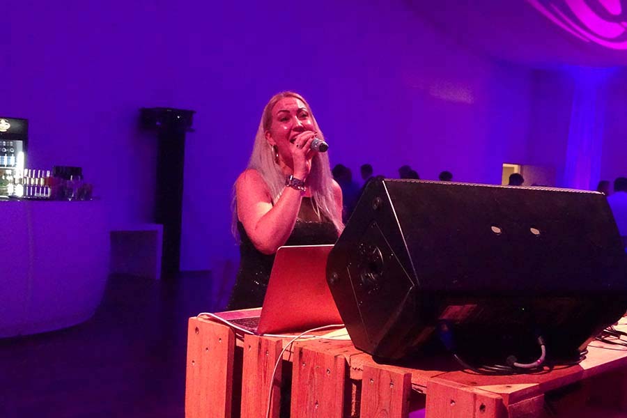 A la fête de clôture, DJane divertit aussi en chantant.