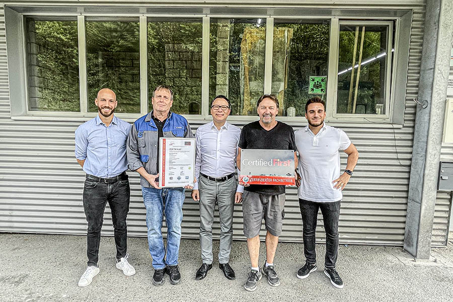 Avec le certificat (depuis la gauche): Kay Baumgarner (Attesta), Dominik Bruch, Richard Schöller (CFS), Jacques Lehr (chef d’atelier Rhy), Salvatore Buzzetta (service extérieur Belfa). 