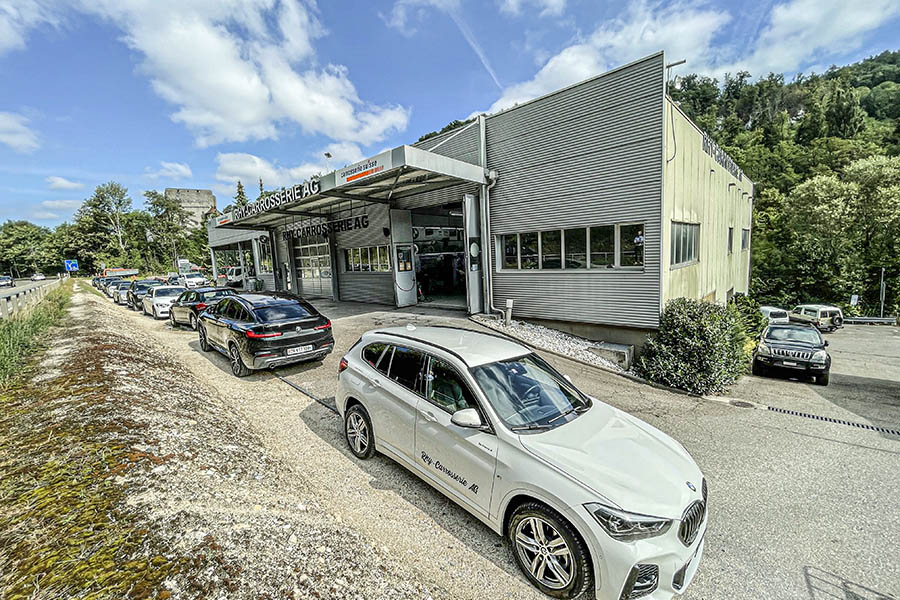 Une situation commerciale de premier ordre, directement sur la route principale: Rhy-Carrosserie AG à Aesch-Angenstein (BL).
