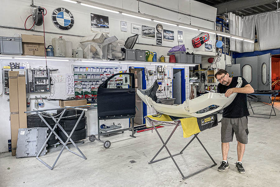 Il faut regarder de plus près: analyse des dommages sur une pièce de carrosserie défectueuse. 