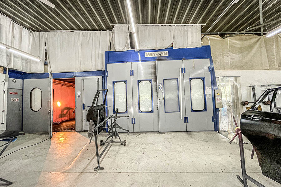 En raison du volume de travail élevé: Rhy-Carrosserie utilise deux cabines de peinture.