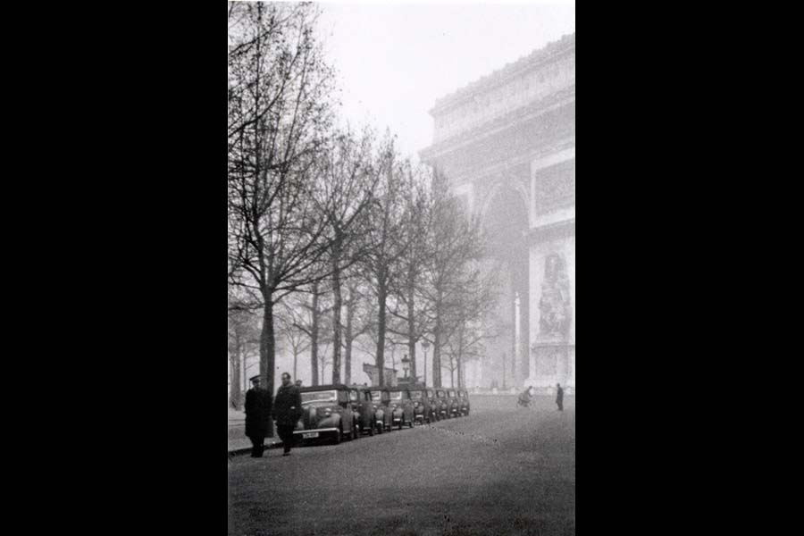 Les premiers modèles Standard posent sous l’Arc de Triomphe de Paris.
