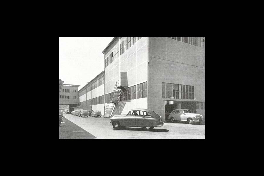 La production de voitures par « Automontage Schinznach AG » a débuté en 1949 avec la Vanguard Standard.