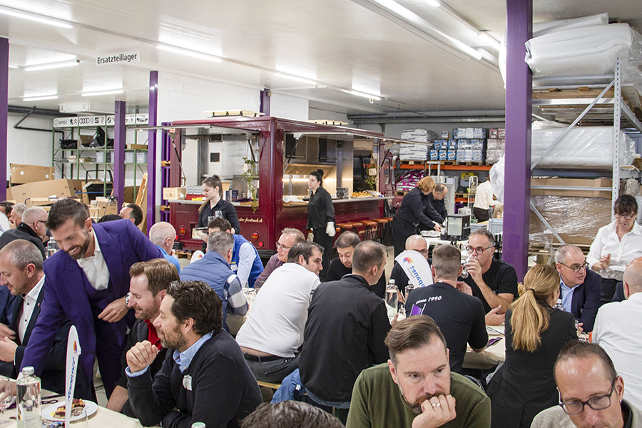  Le cuisinier et champion suisse Rino Zumbrunn et son équipe ont concocté un dîner exquis, servi au « food truck » mobile.   