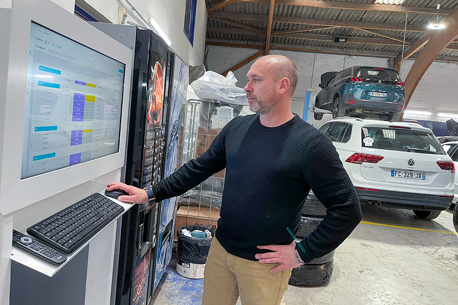 Le borne tactile «Carform» fait disparaître le papier et panneaux d'affichage. Tous les processus peuvent être consultés numériquement de manière claire par tout le monde.