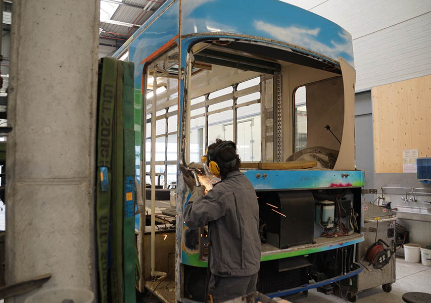 Restauration totale: Dans un premier temps, toutes les vitres et . . .