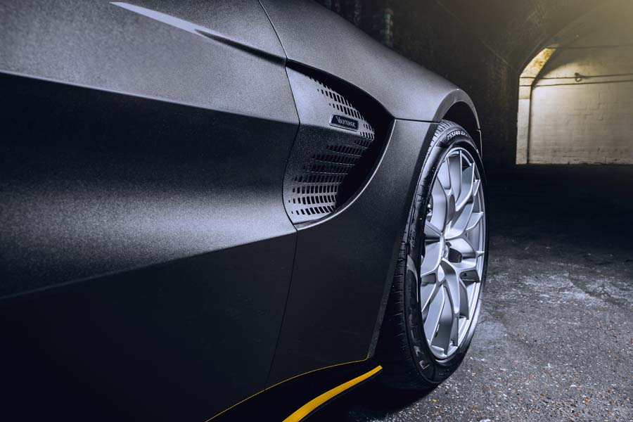 Aston Martin fête la sortie du 25ème film de James Bond avec deux éditions 007 exclusives.