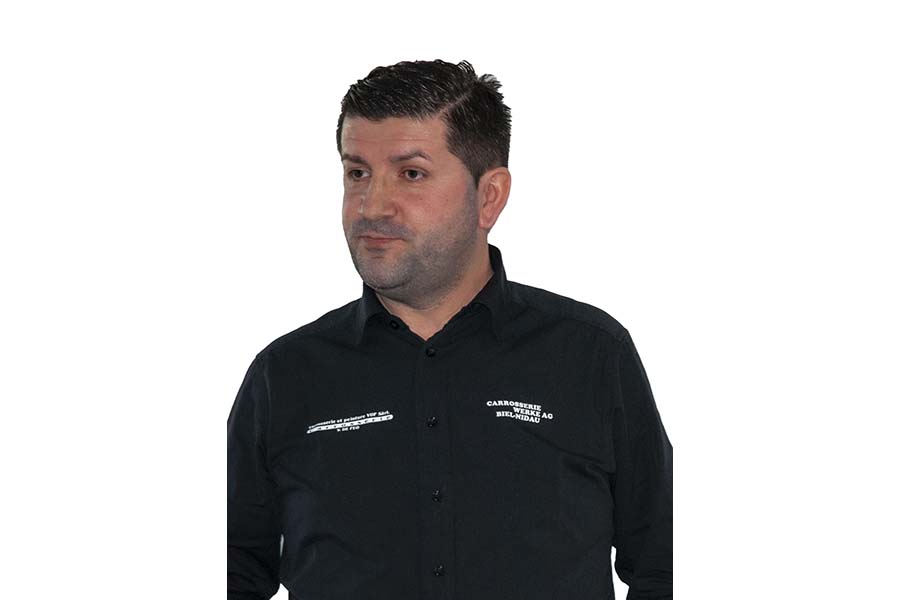 Dalibor Djuranovic (Carrosserie Nidau) démontre par des exemples pratiques que la réparation est plus rentable.